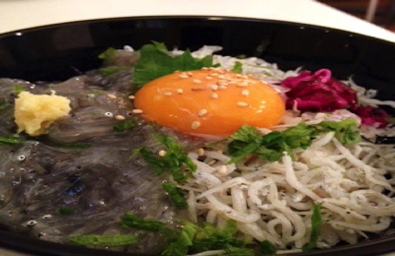 アラウンド生しらす丼