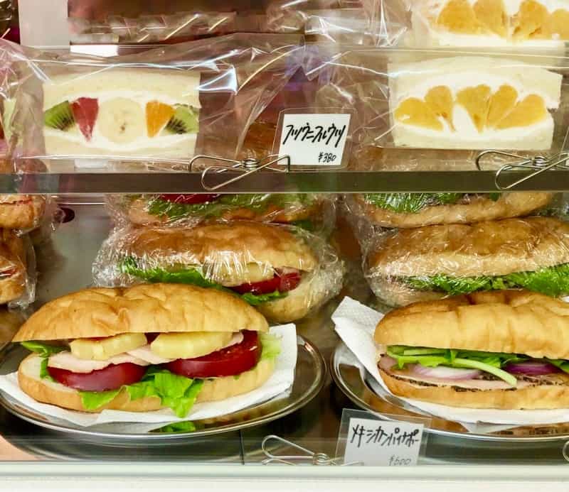 鎌倉フツウニフルウツのフルーツサンドショーケース