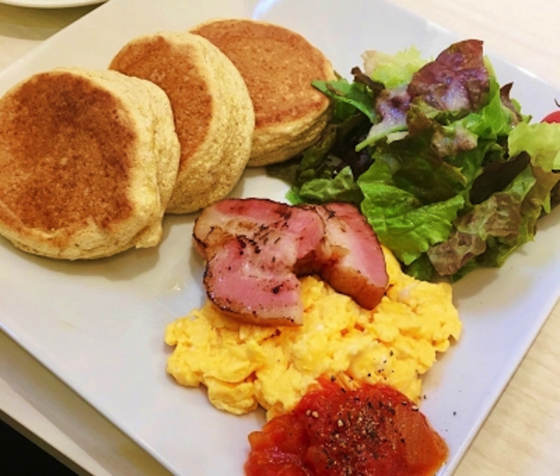 厚切りベーコンとスクランブルエッグのパンケーキ