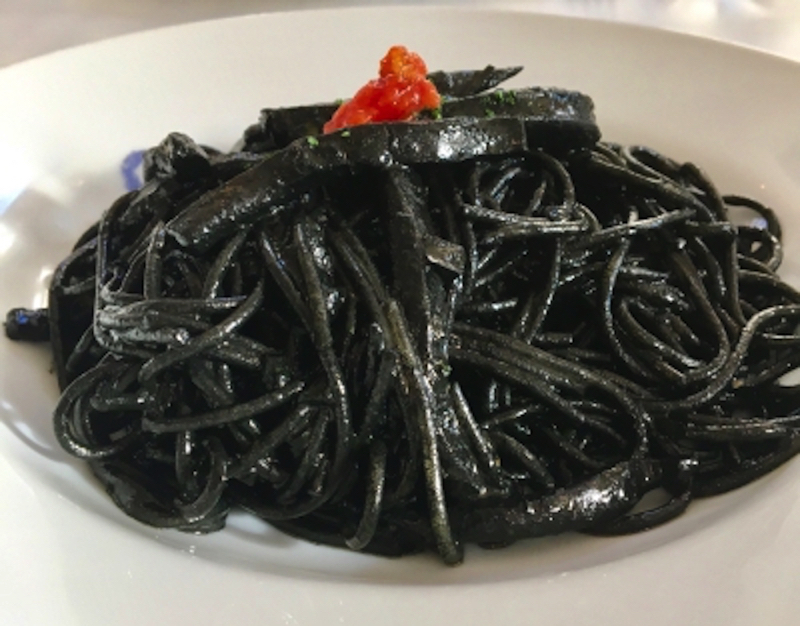 タベルナロンディーノのイカスミパスタ